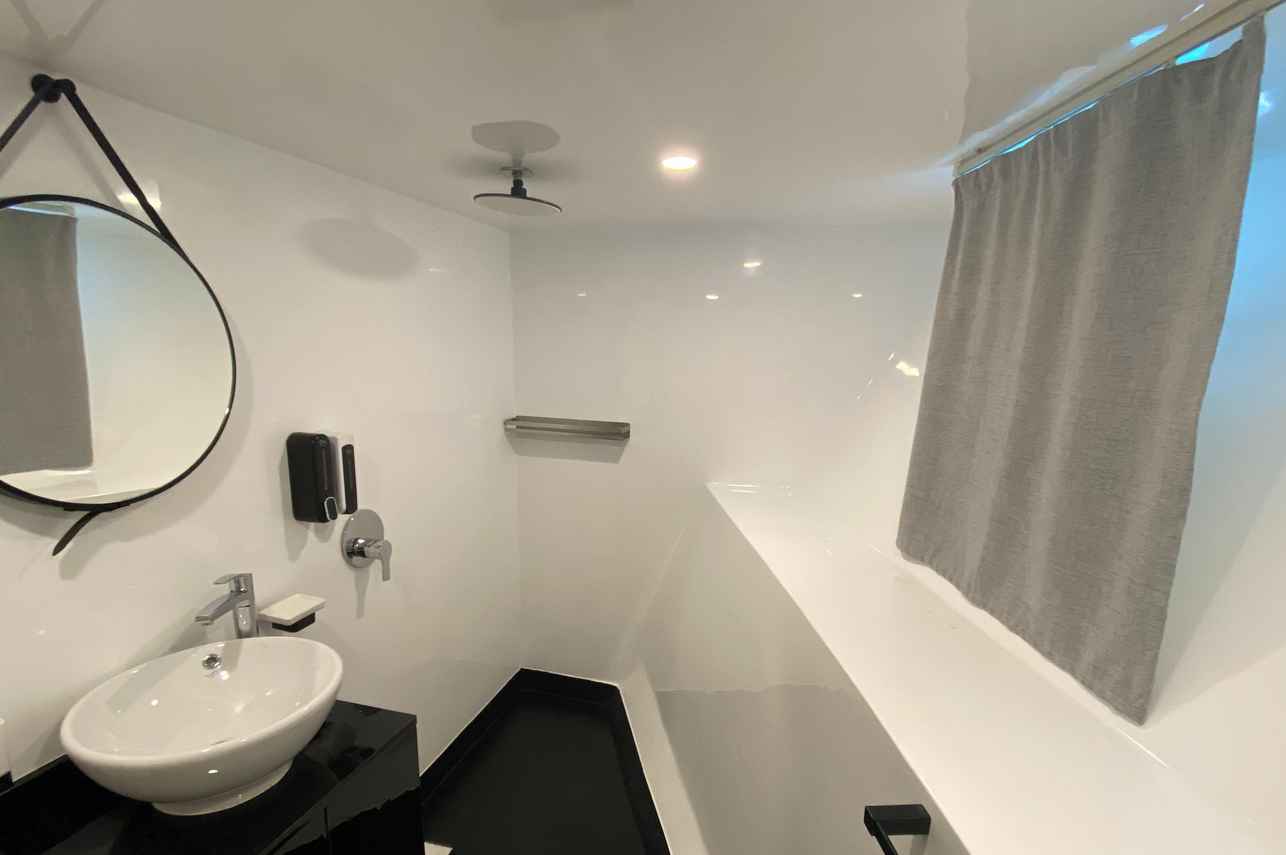 Lower Deck Suite - En-Suite bathroom