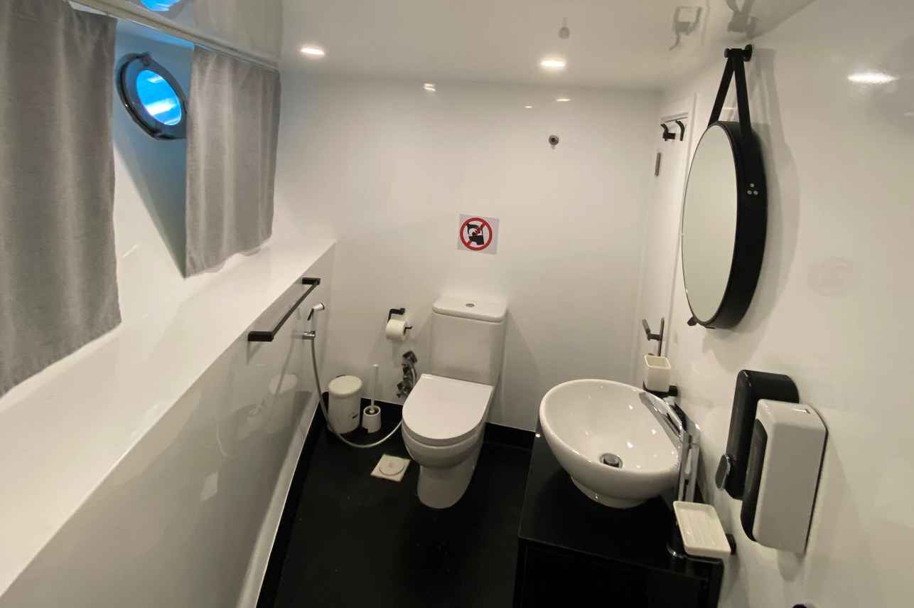 Lower Deck Suite - En-Suite bathroom
