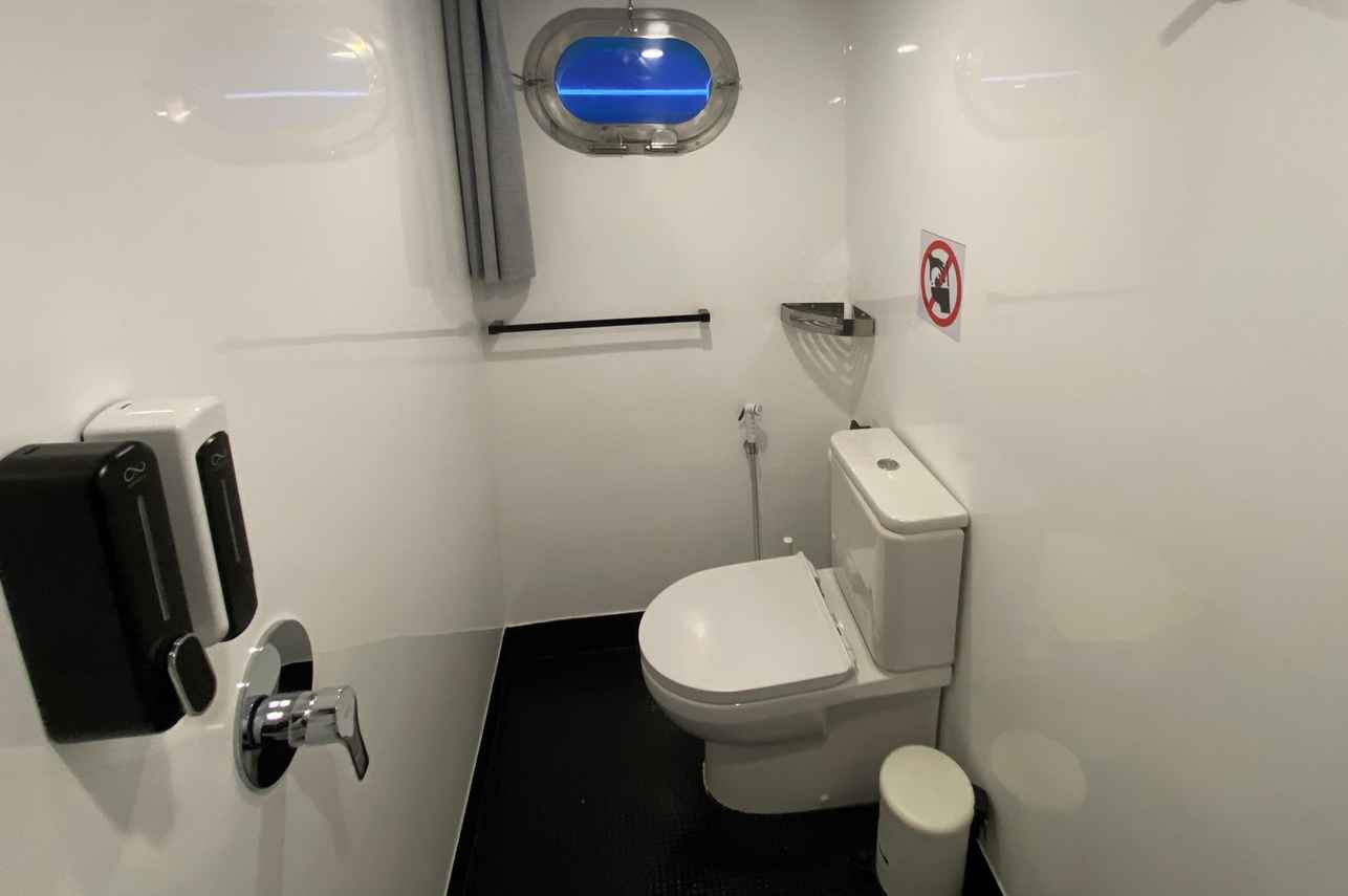 Double/Twin Cabins - Lower Deck En-Suite bathroom
