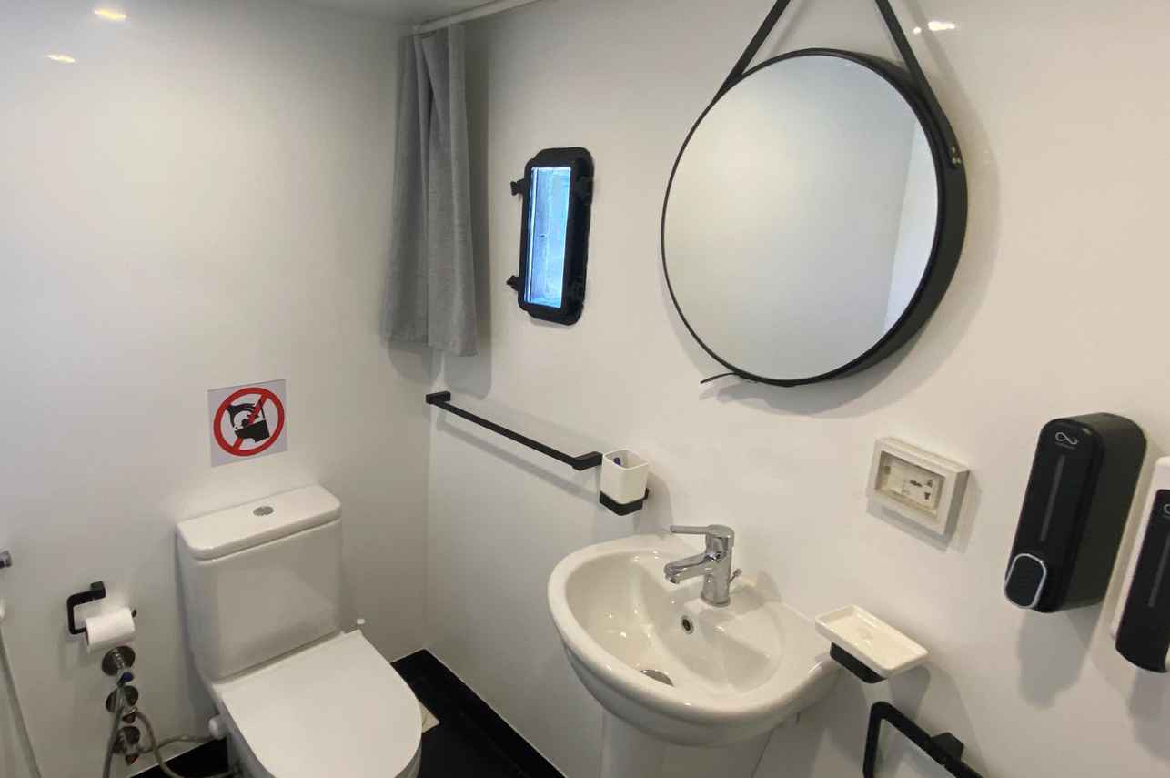 Upper Deck Suite - En-Suite bathroom
