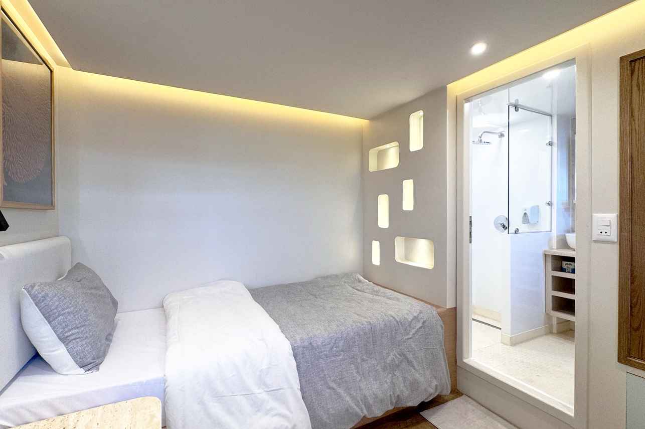 Upper Deck Single Suite