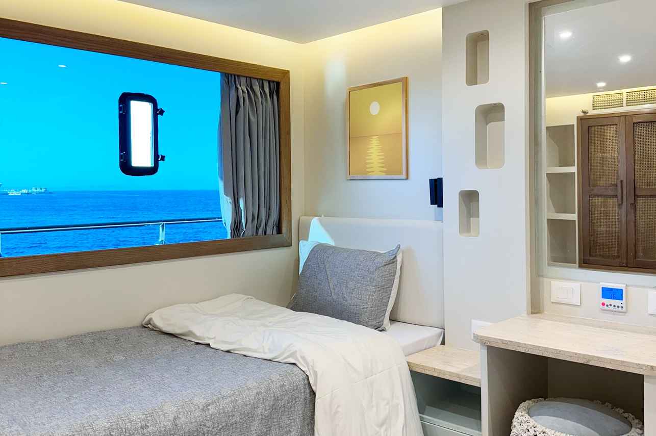 Upper Deck Twin Cabin
