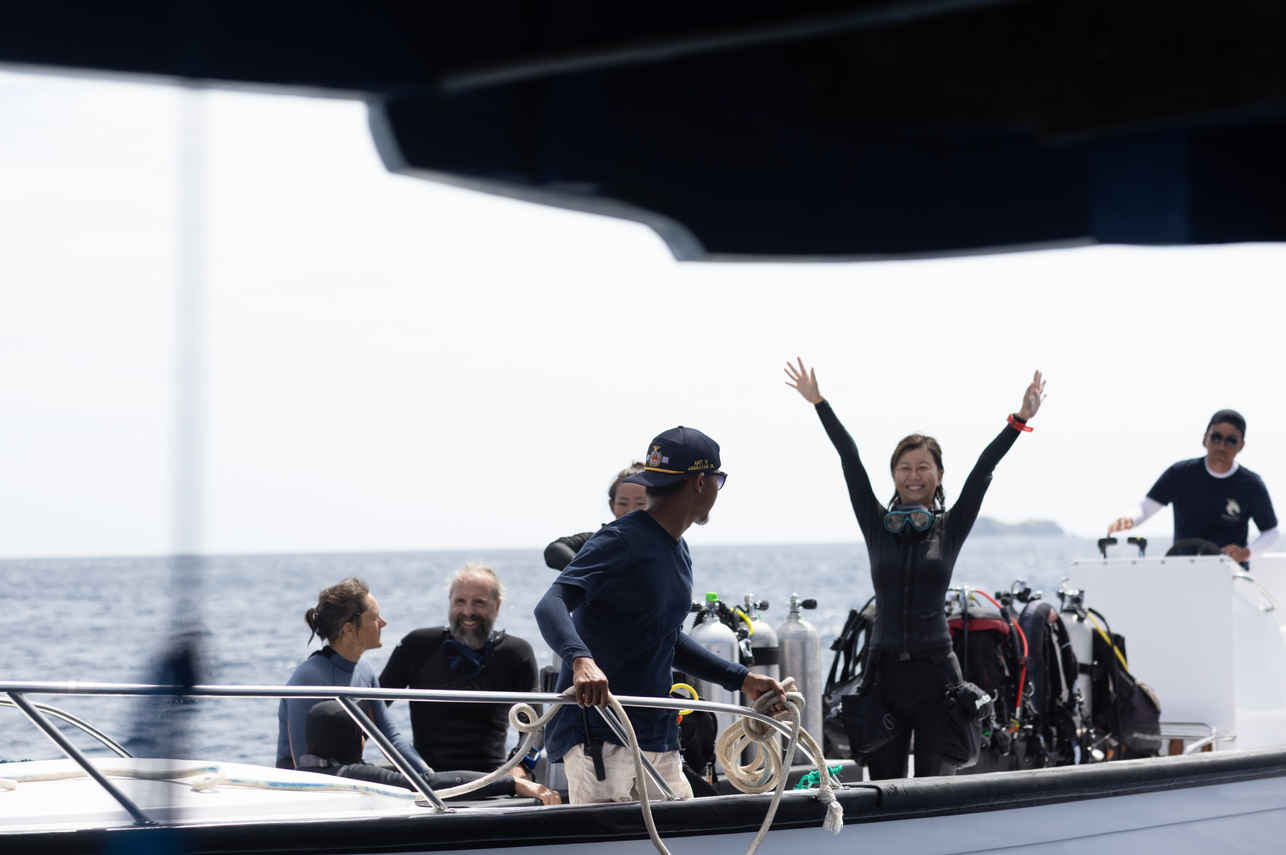 Diving Dhoni - Naga Biru