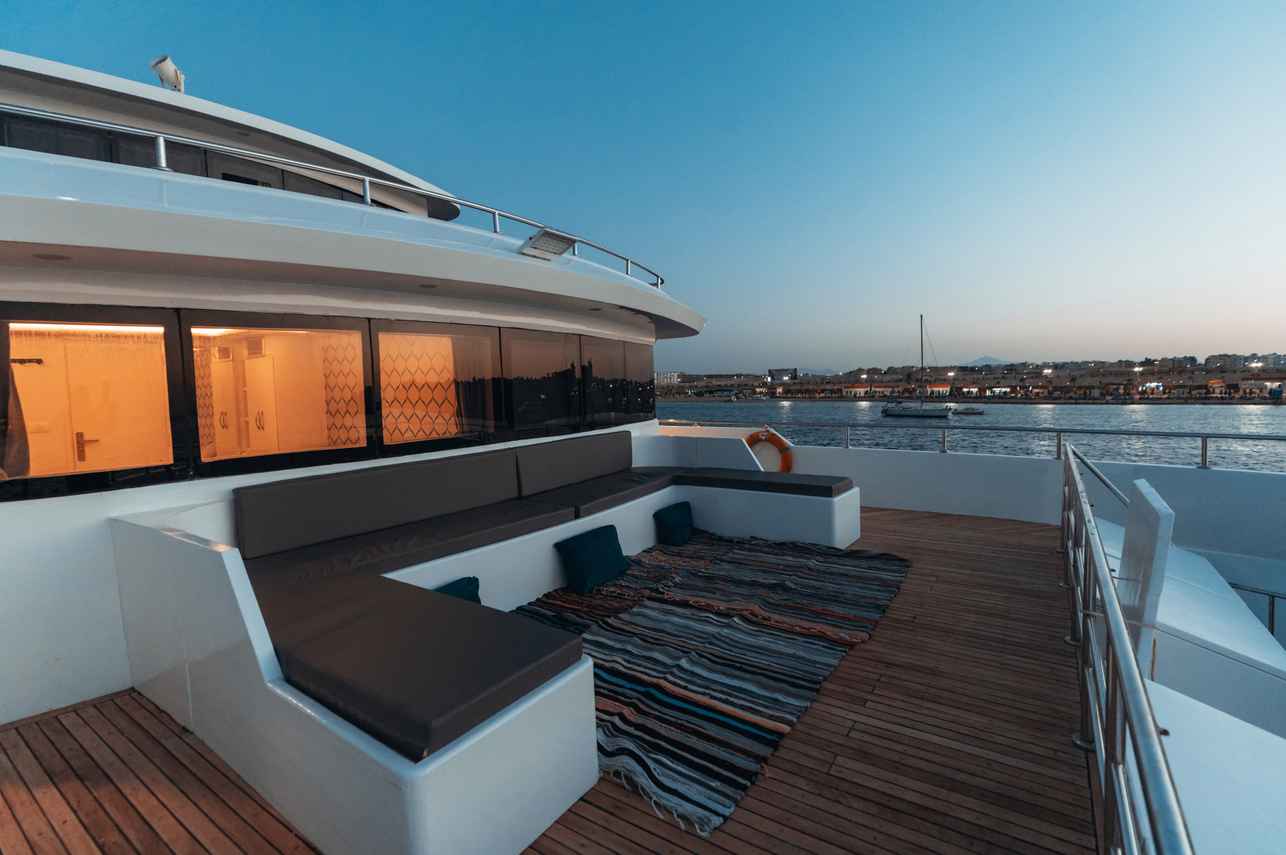 Salon exterior  - Topaz