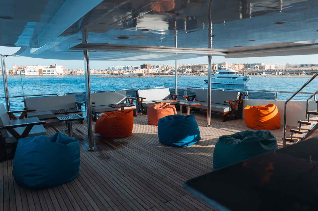 Salon exterior  - Topaz