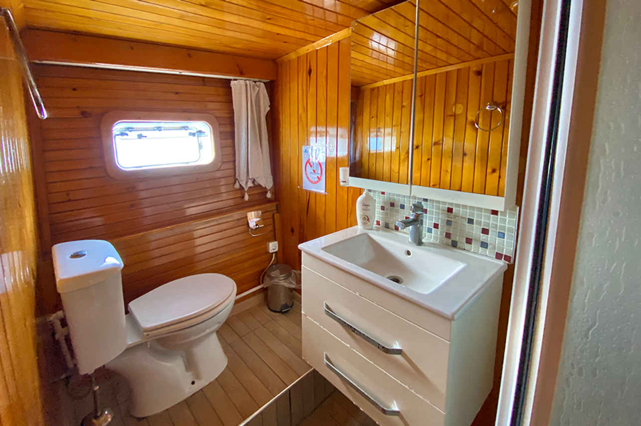 En-Suite bathrooms - Farout Classic Gulets