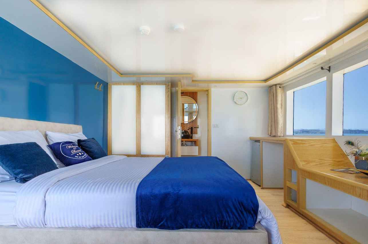 Upper Deck Cabin - MY Destiny