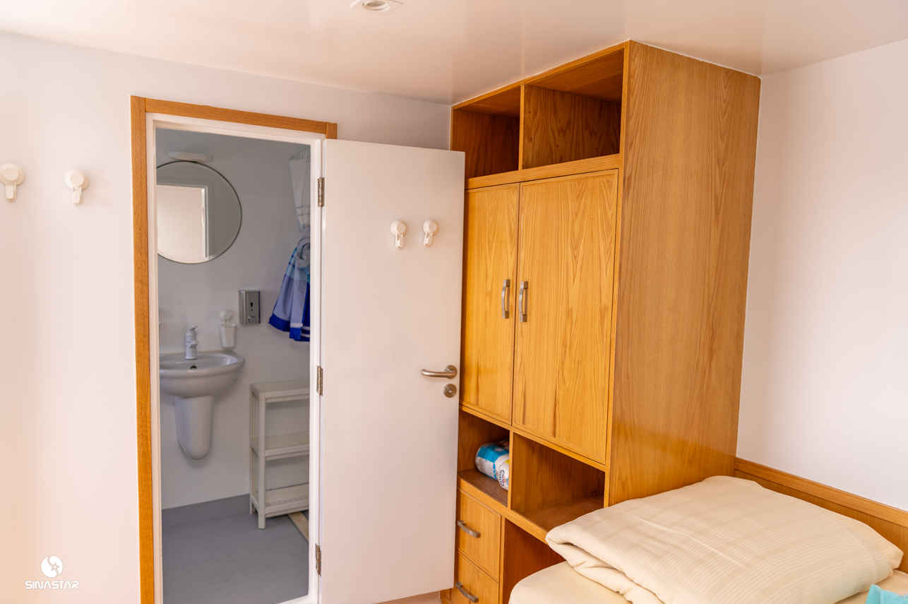 Upper Deck En-Suite bathrooms