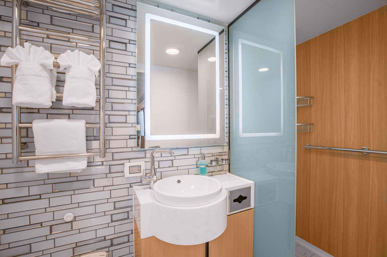 Category A Junior Suite Bathroom