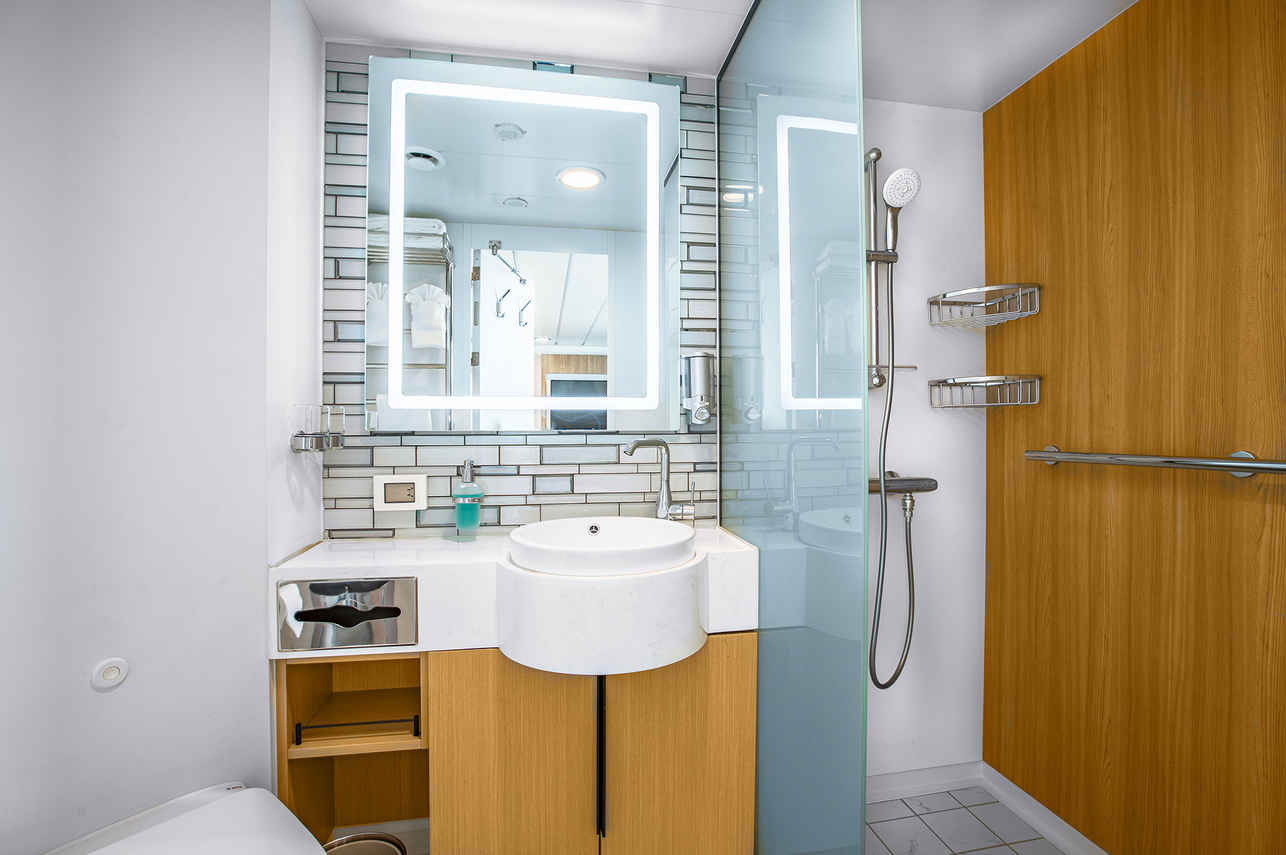 Category B Balcony Suite Bathroom