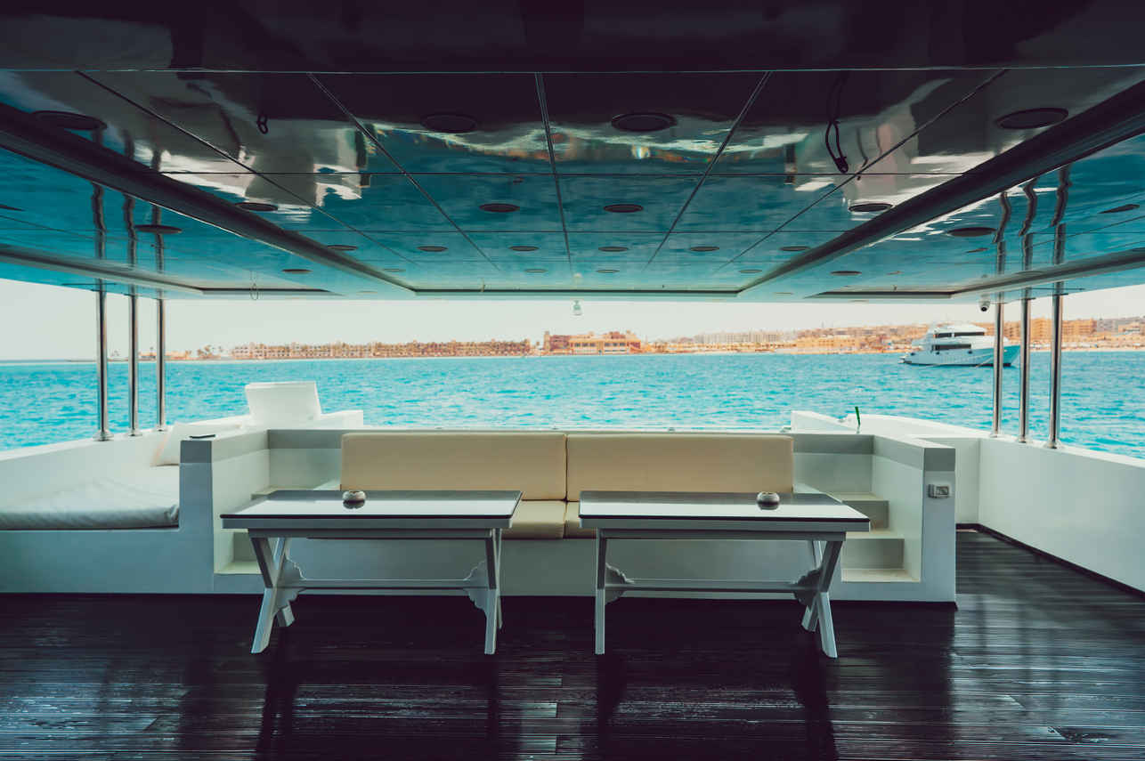 Salon exterior  - Yachtiano