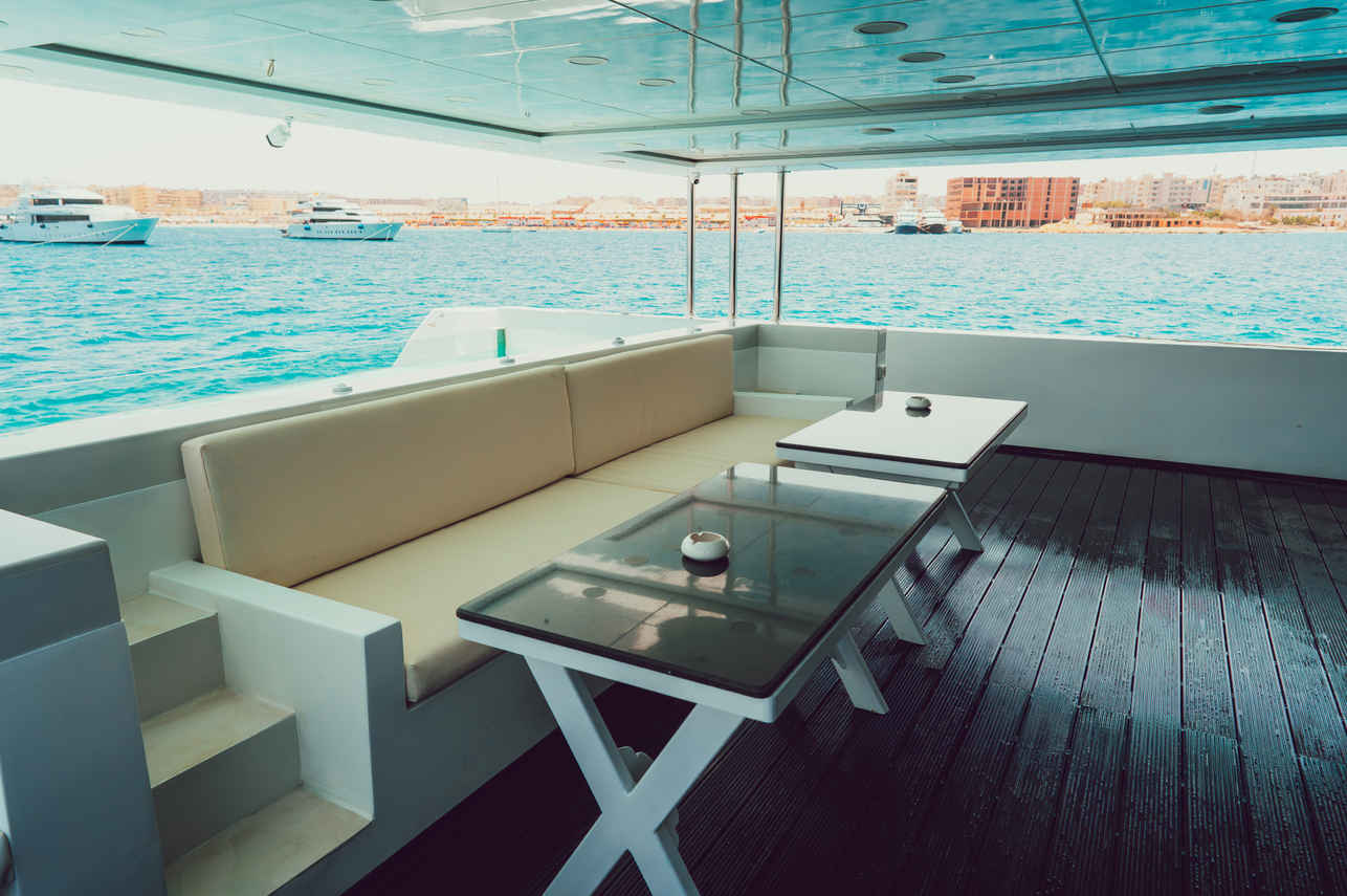 Salon exterior  - Yachtiano