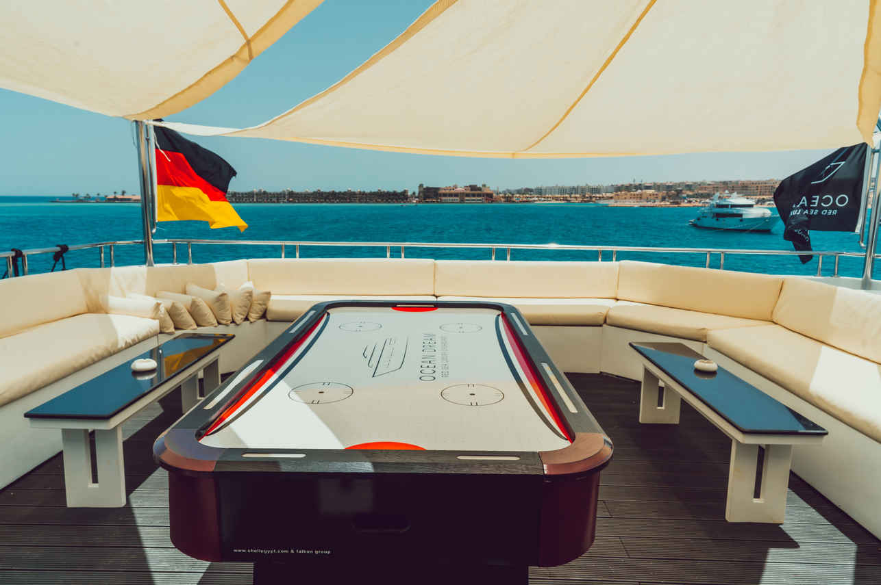 Salon exterior  - Yachtiano