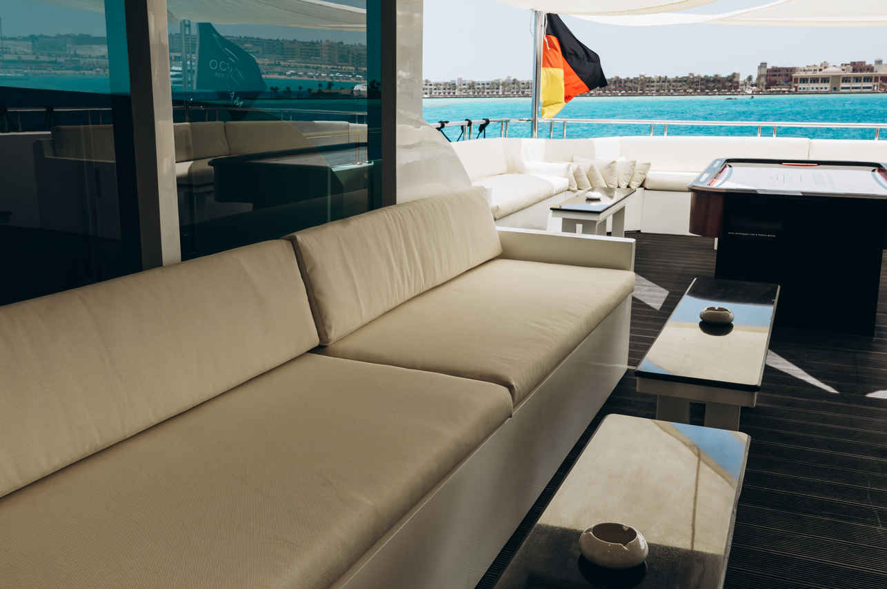 Salon exterior  - Yachtiano