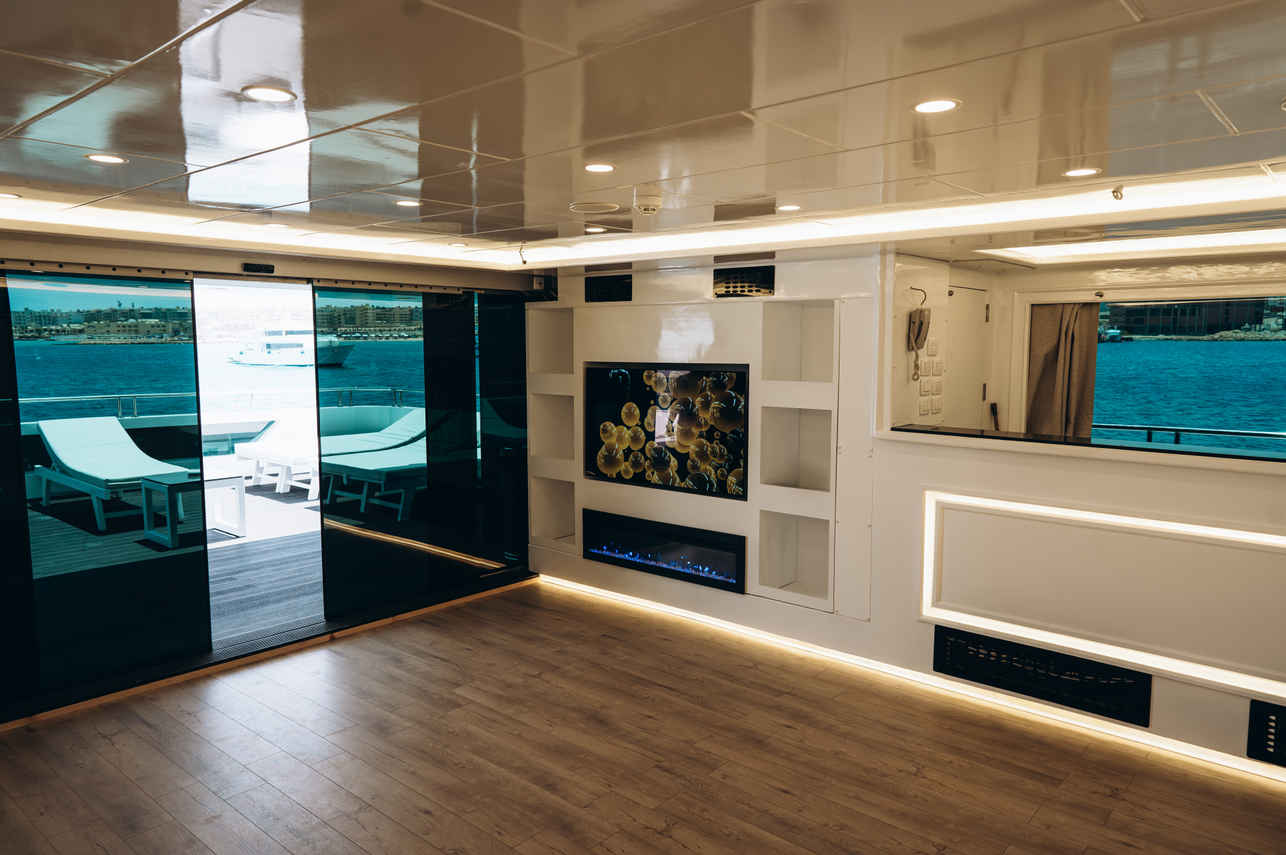 Salon interior - Yachtiano