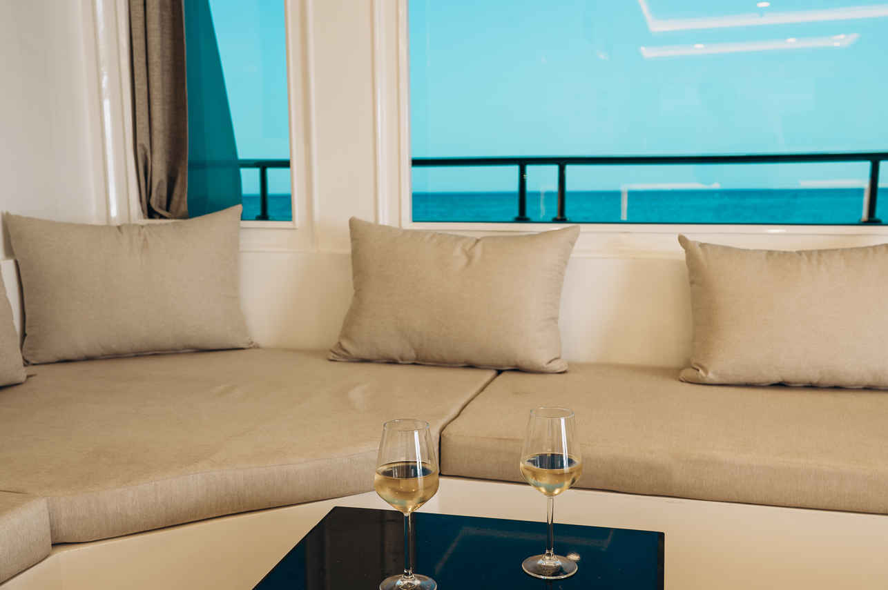 Salon interior - Yachtiano