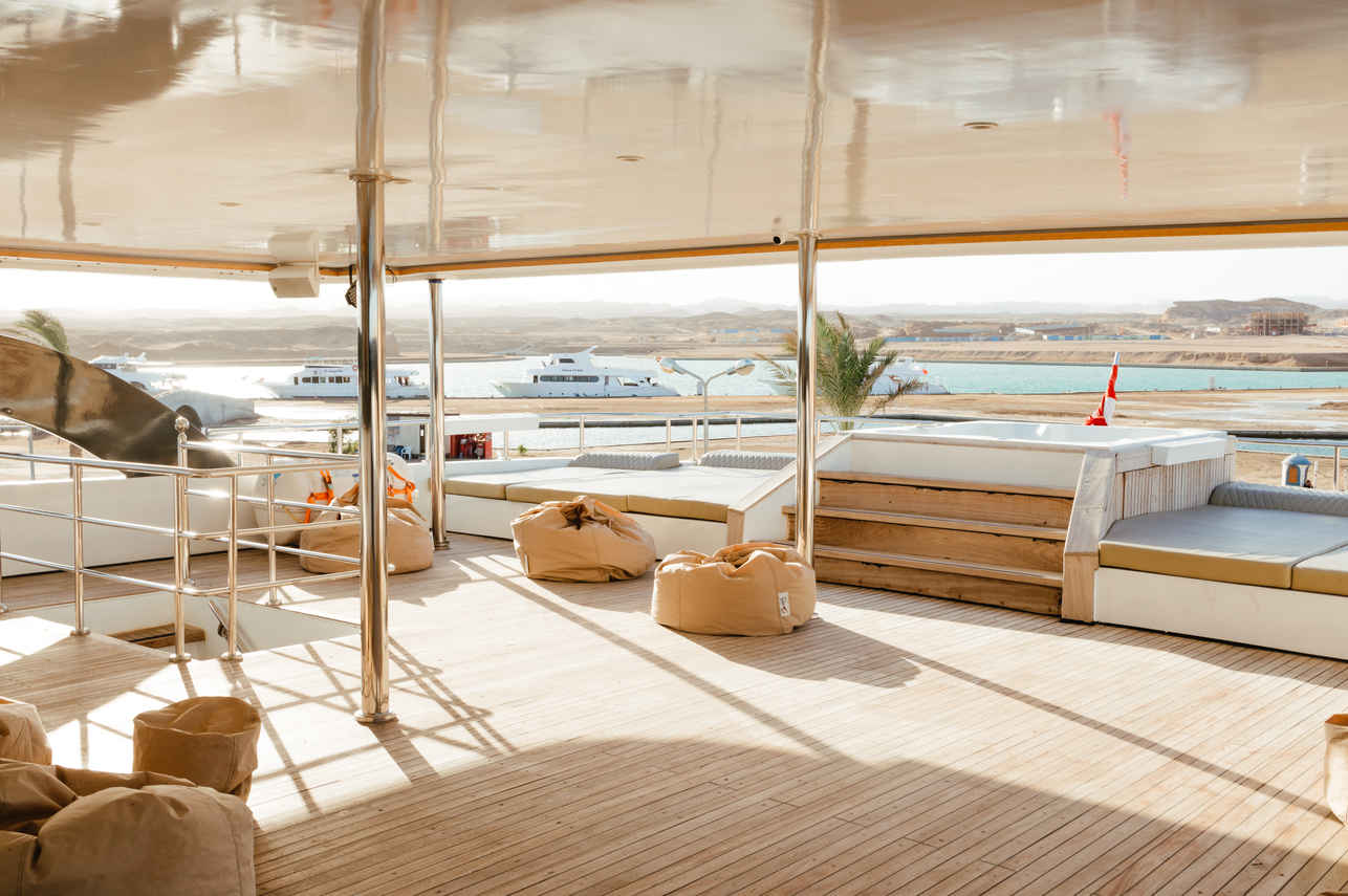 日光浴甲板 - AVO