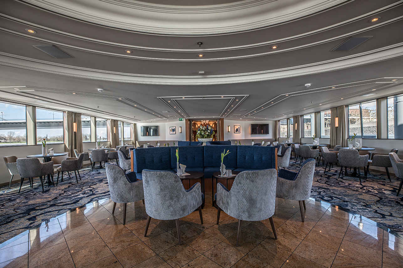 Bar and Lounge Area - VIVA Tiara