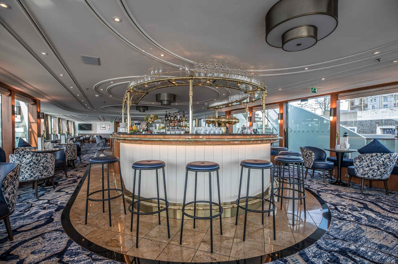 Bar and Lounge Area - VIVA Tiara