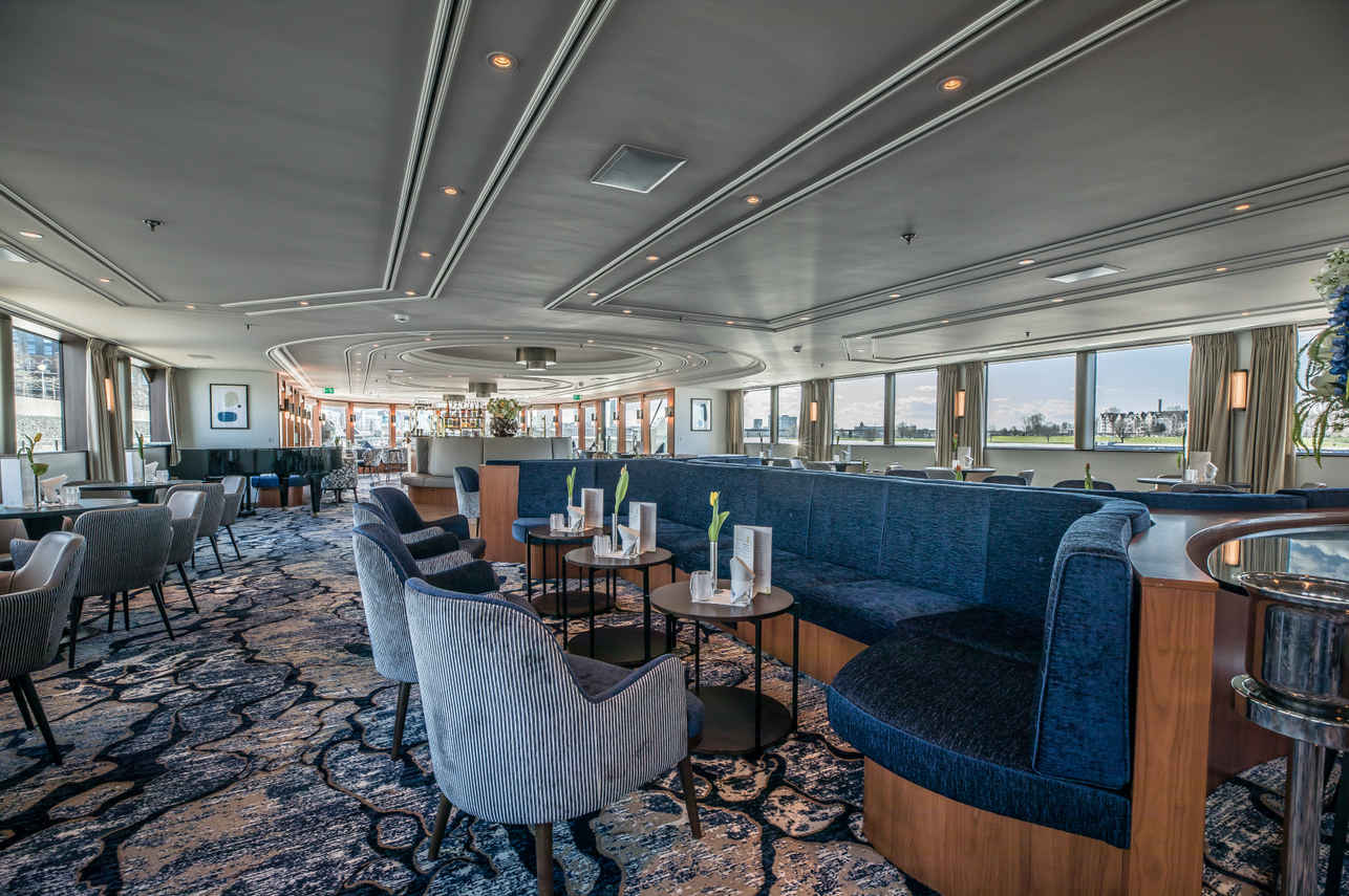 Bar and Lounge Area - VIVA Tiara