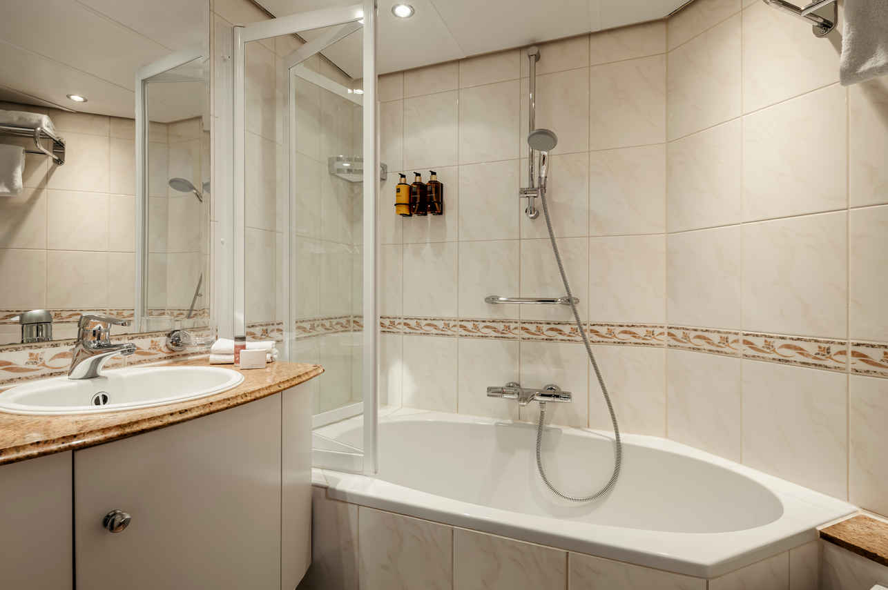 Junior Suite - En-Suite bathroom