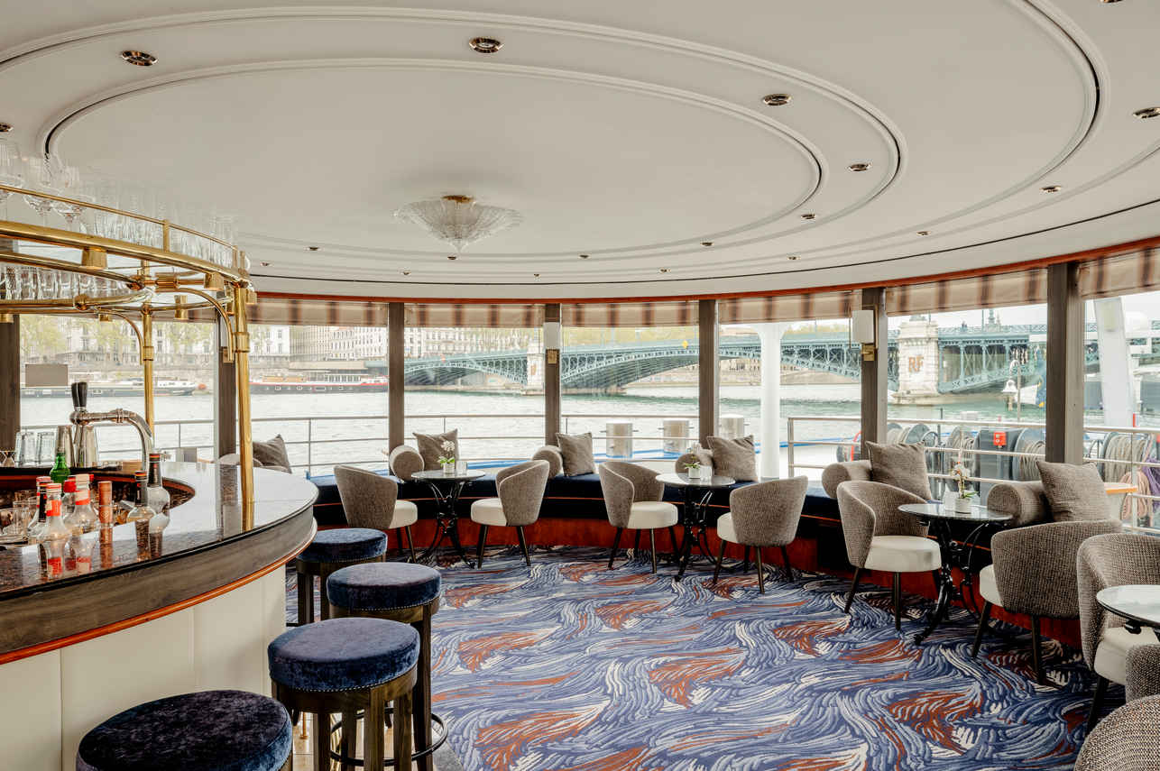 Bar and Lounge Area - VIVA Voyage
