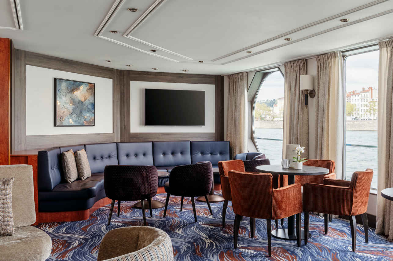 Bar and Lounge Area - VIVA Voyage