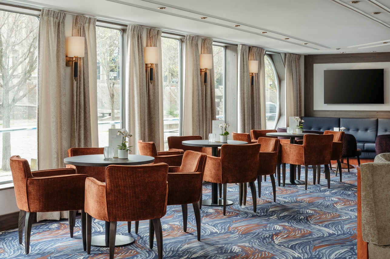 Bar and Lounge Area - VIVA Voyage