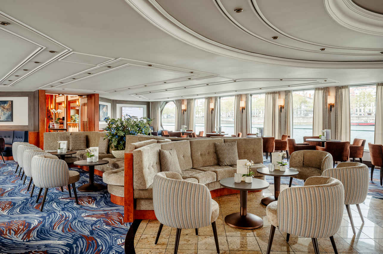 Bar and Lounge Area - VIVA Voyage
