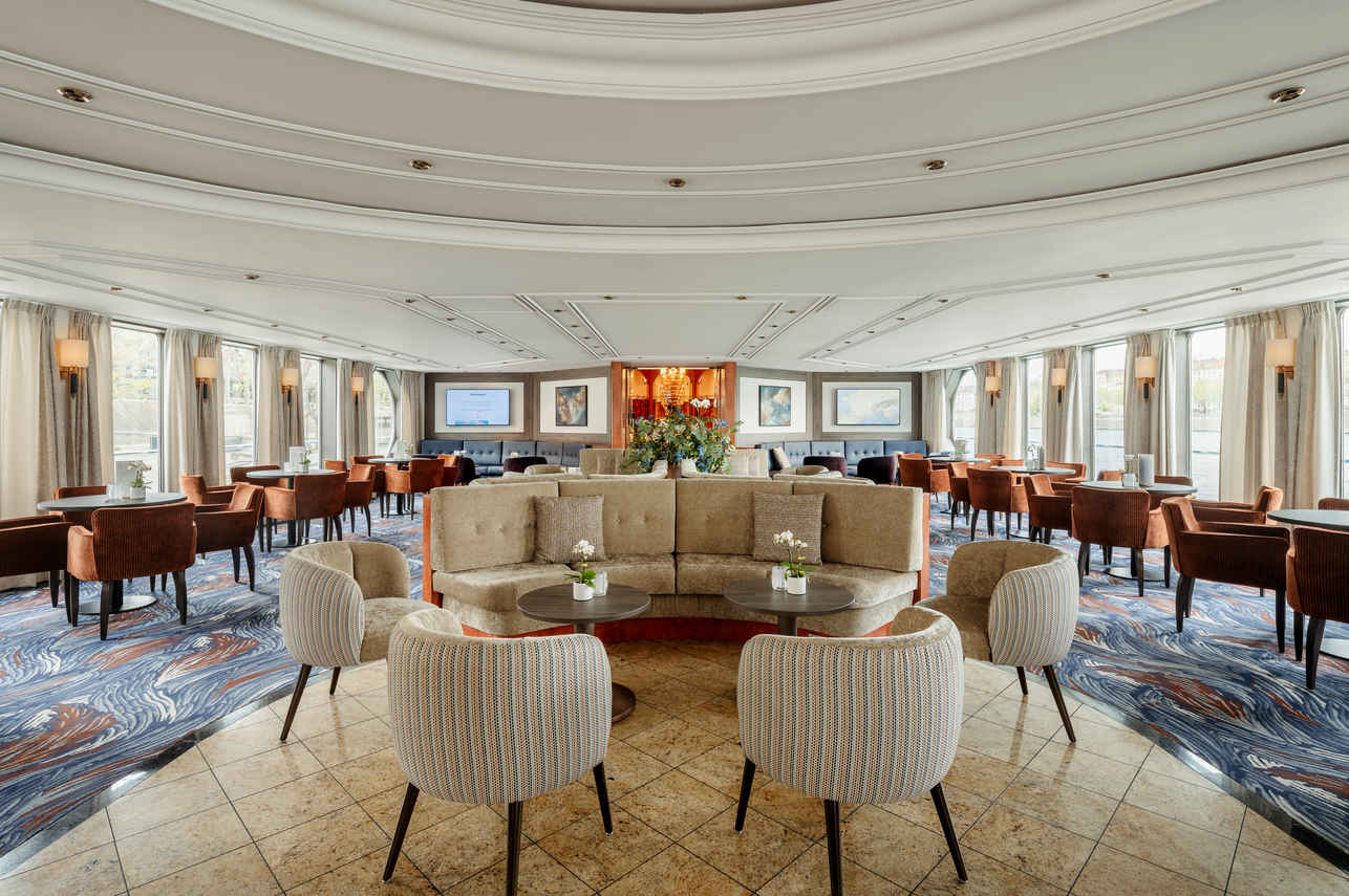 Bar and Lounge Area - VIVA Voyage