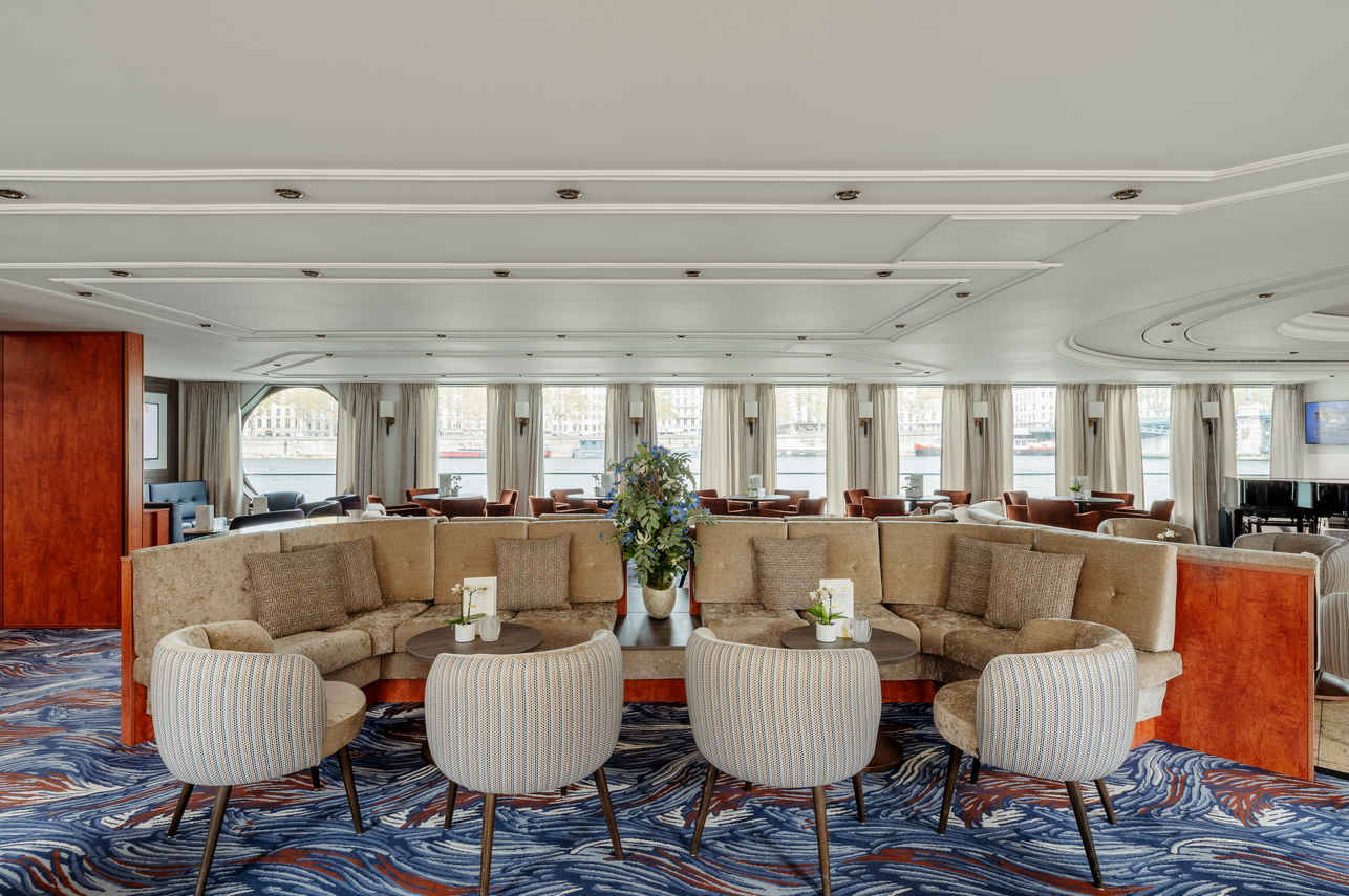 Bar and Lounge Area - VIVA Voyage