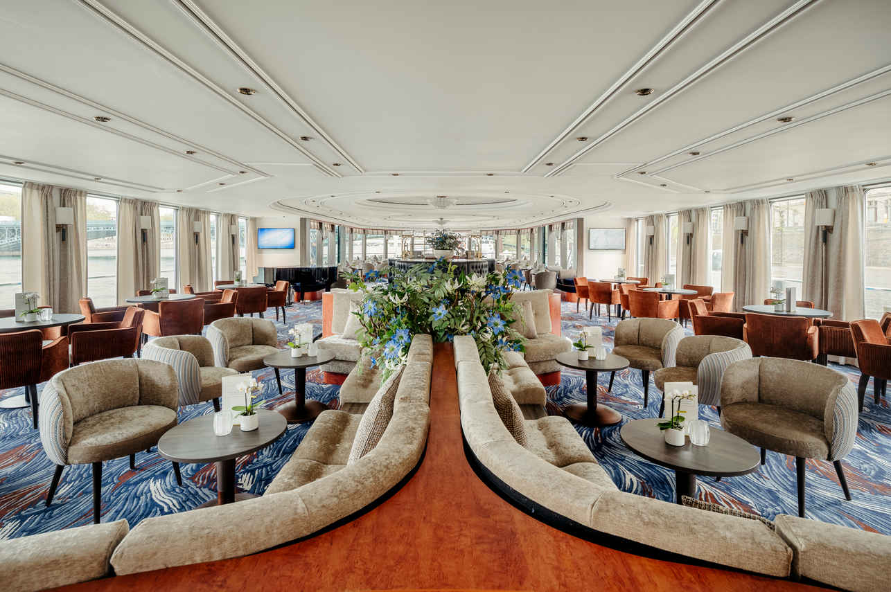 Bar and Lounge Area - VIVA Voyage