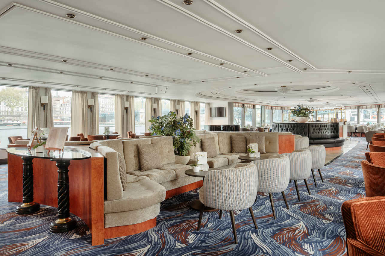 Bar and Lounge Area - VIVA Voyage