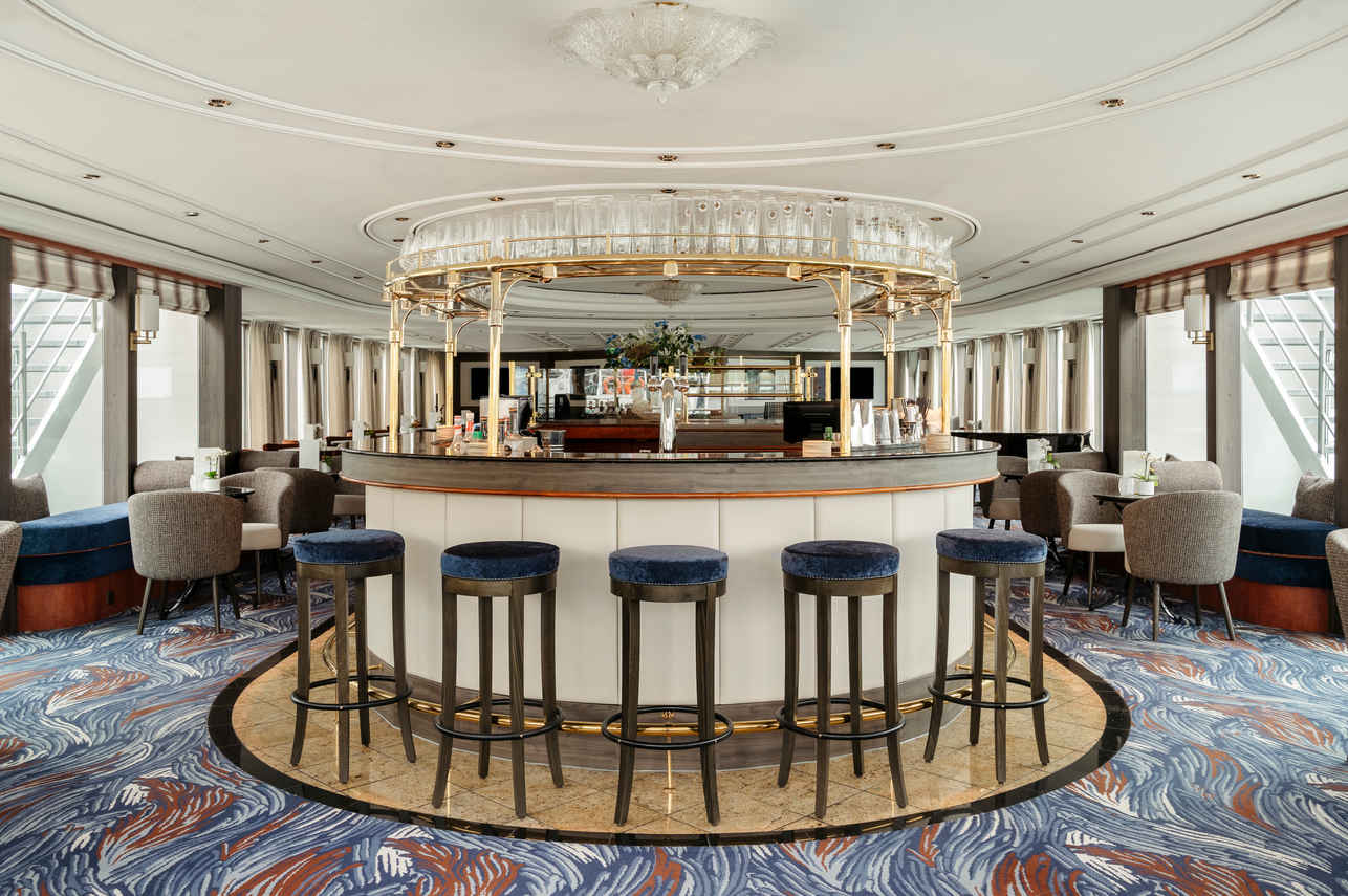 Bar and Lounge Area - VIVA Voyage