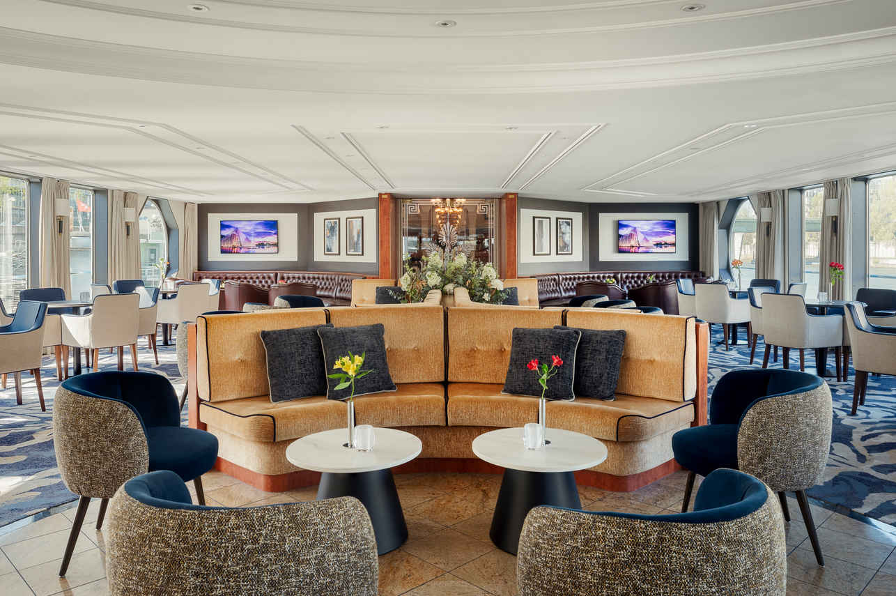 Bar and Lounge Area - VIVA Gloria