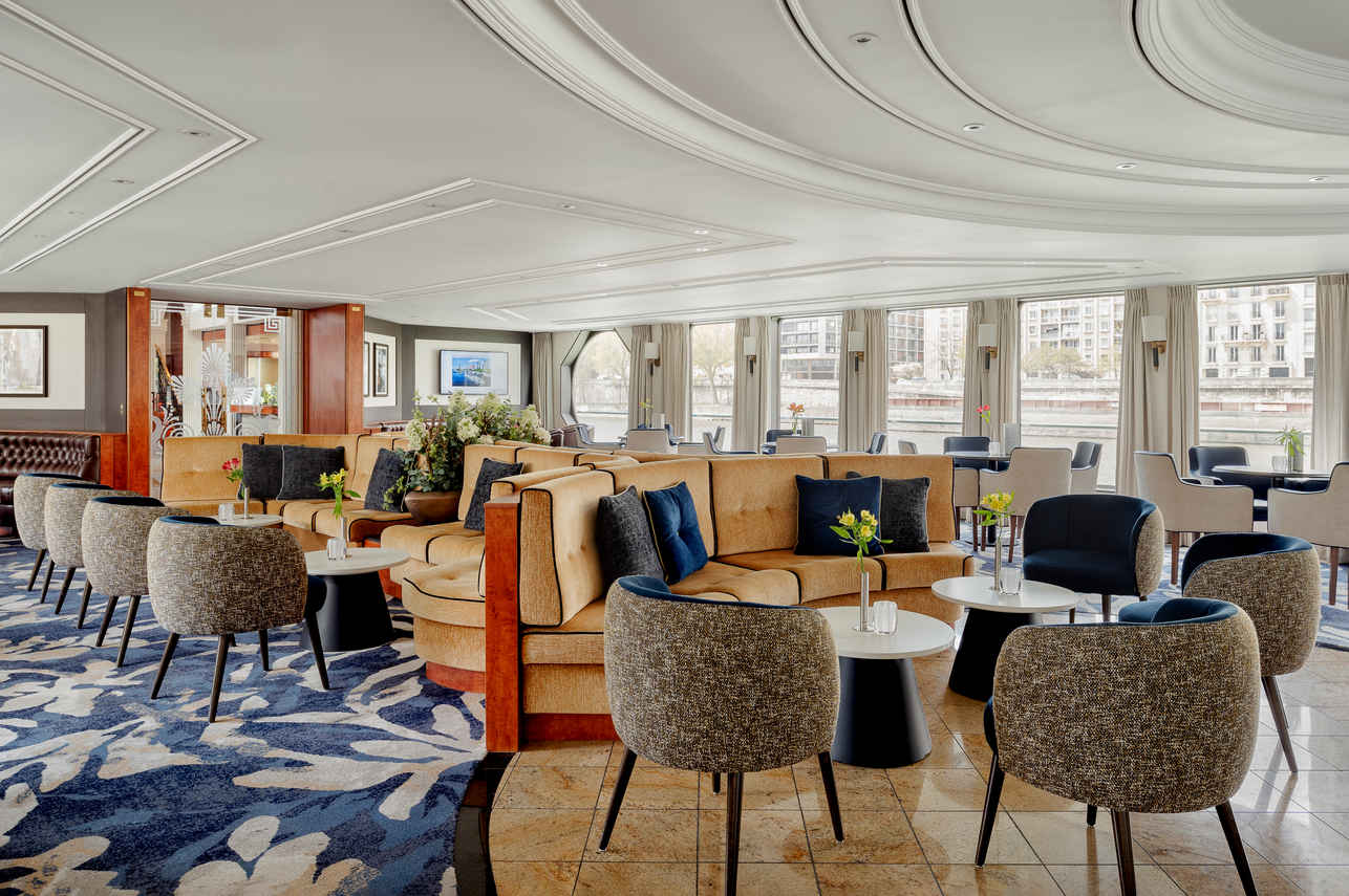 Bar and Lounge Area - VIVA Gloria