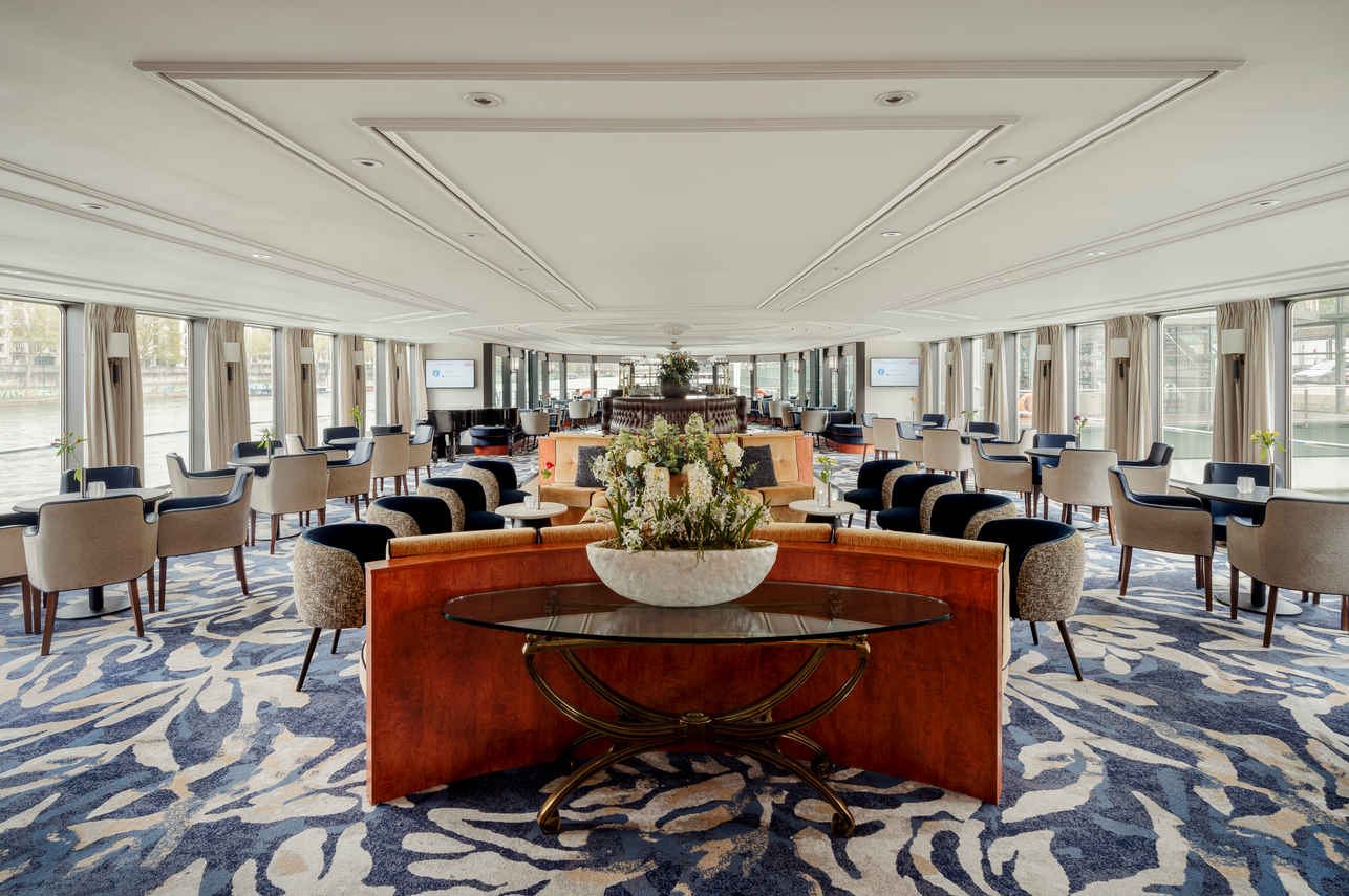 Bar and Lounge Area - VIVA Gloria
