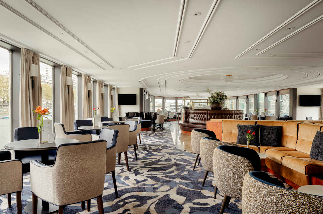 Bar and Lounge Area - VIVA Gloria