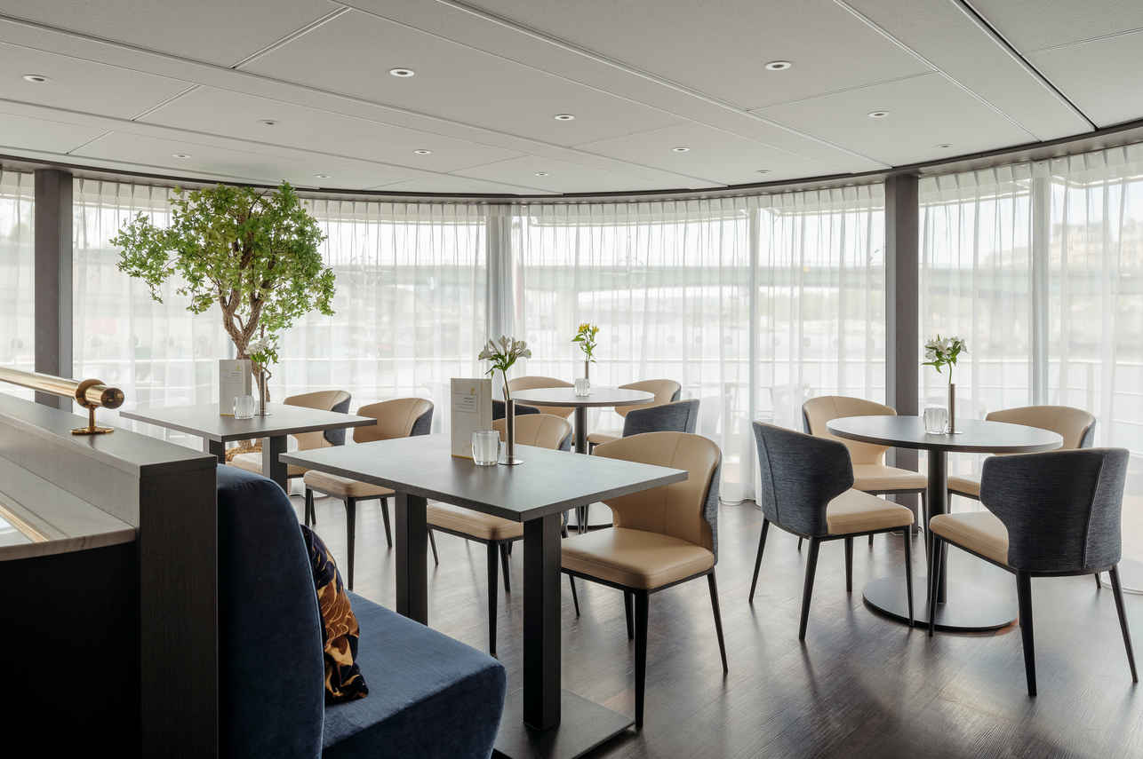 Bar and Lounge Area - VIVA Gloria