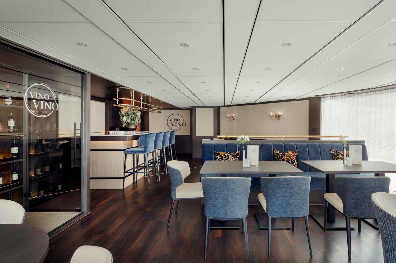 Bar and Lounge Area - VIVA Gloria