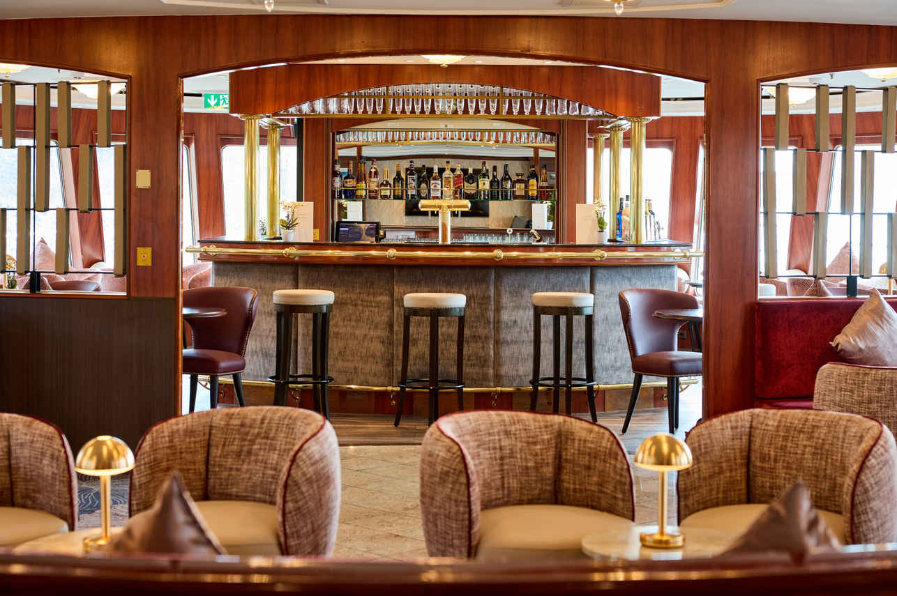 Bar and Lounge Area - VIVA Ruby