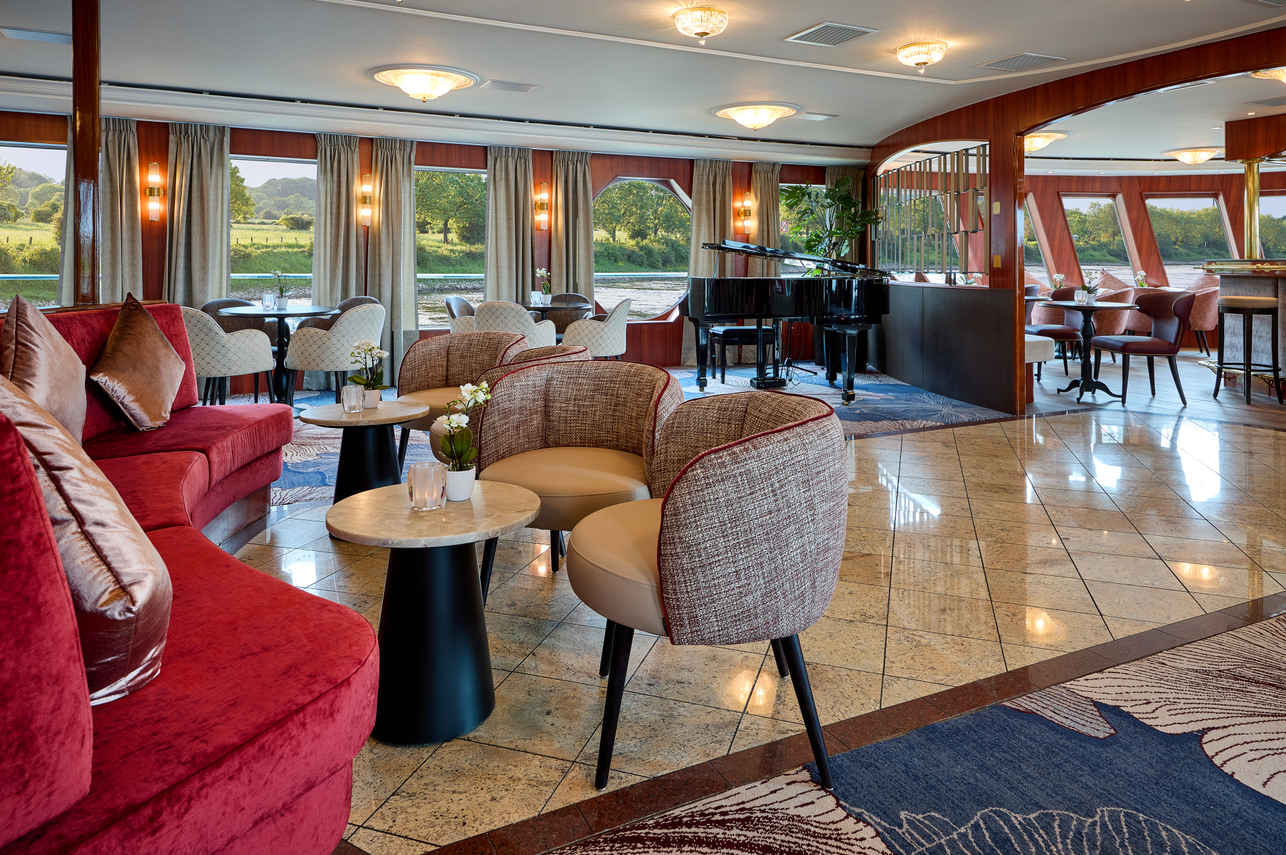 Bar and Lounge Area - VIVA Ruby