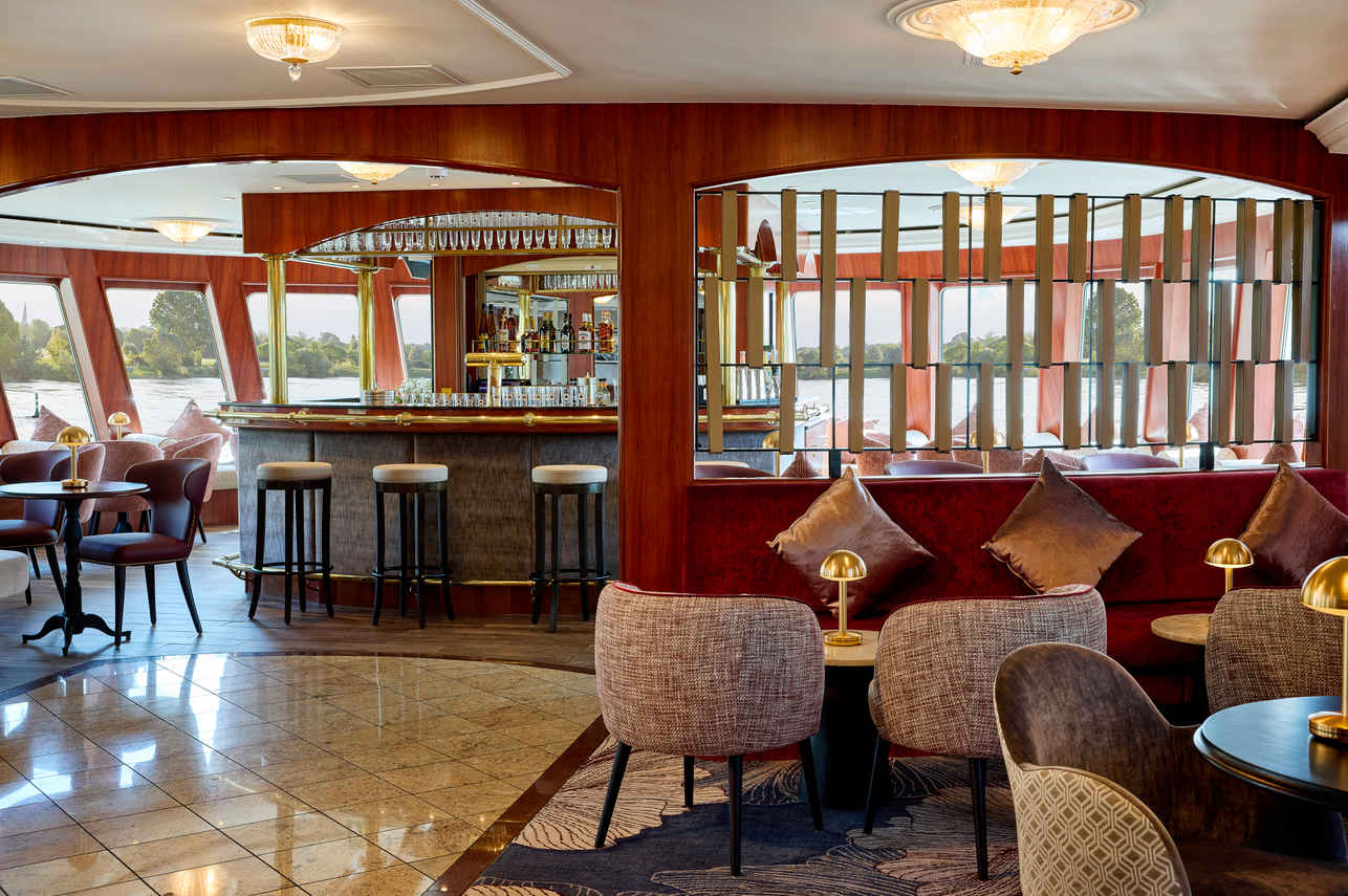 Bar and Lounge Area - VIVA Ruby