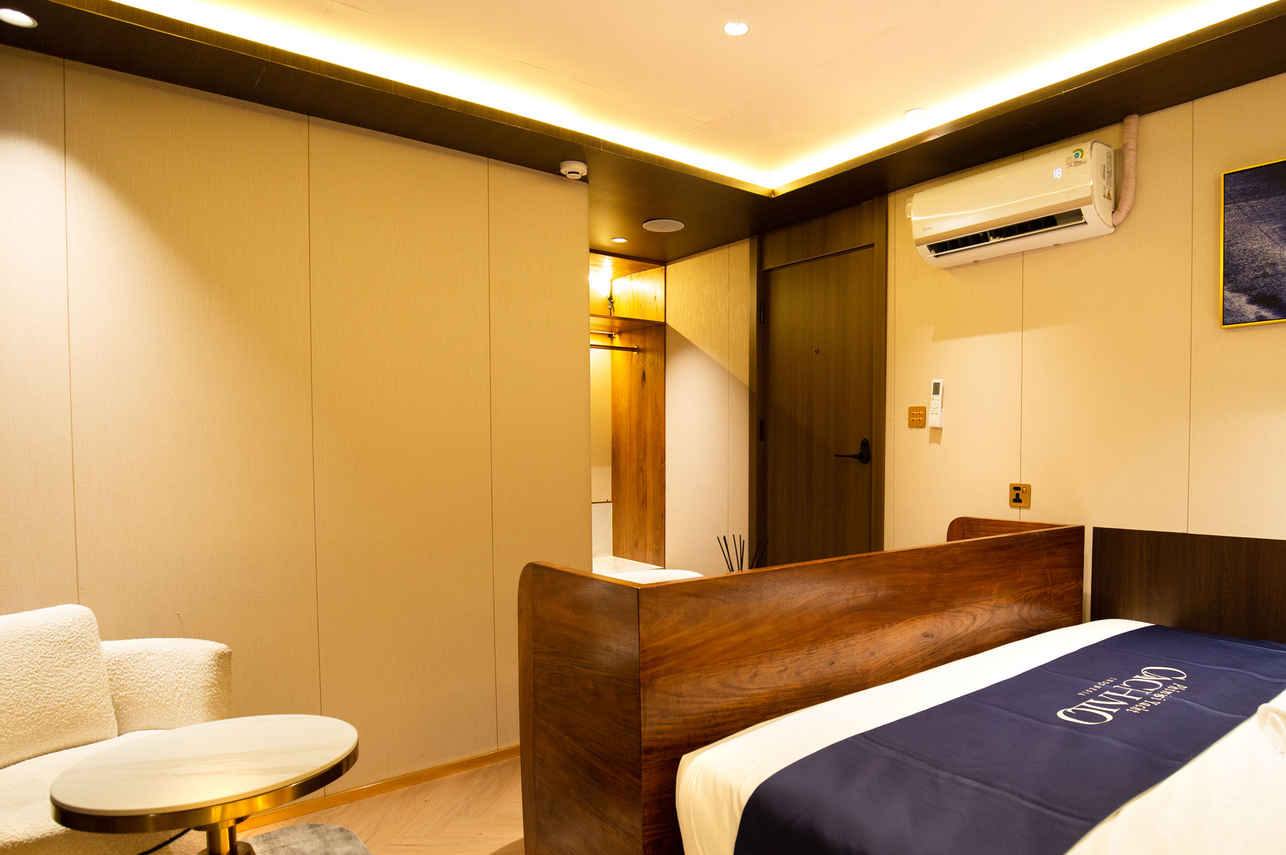 Deluxe Balcony Cabin - Upper Deck