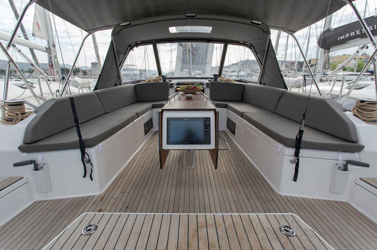 Outdoor Lounge - Dufour 530