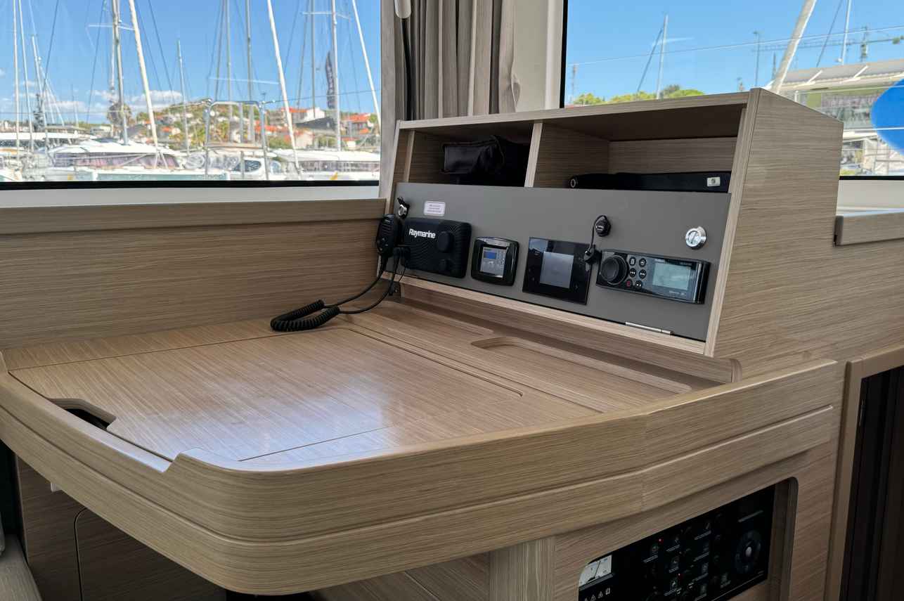 Navigation Desk