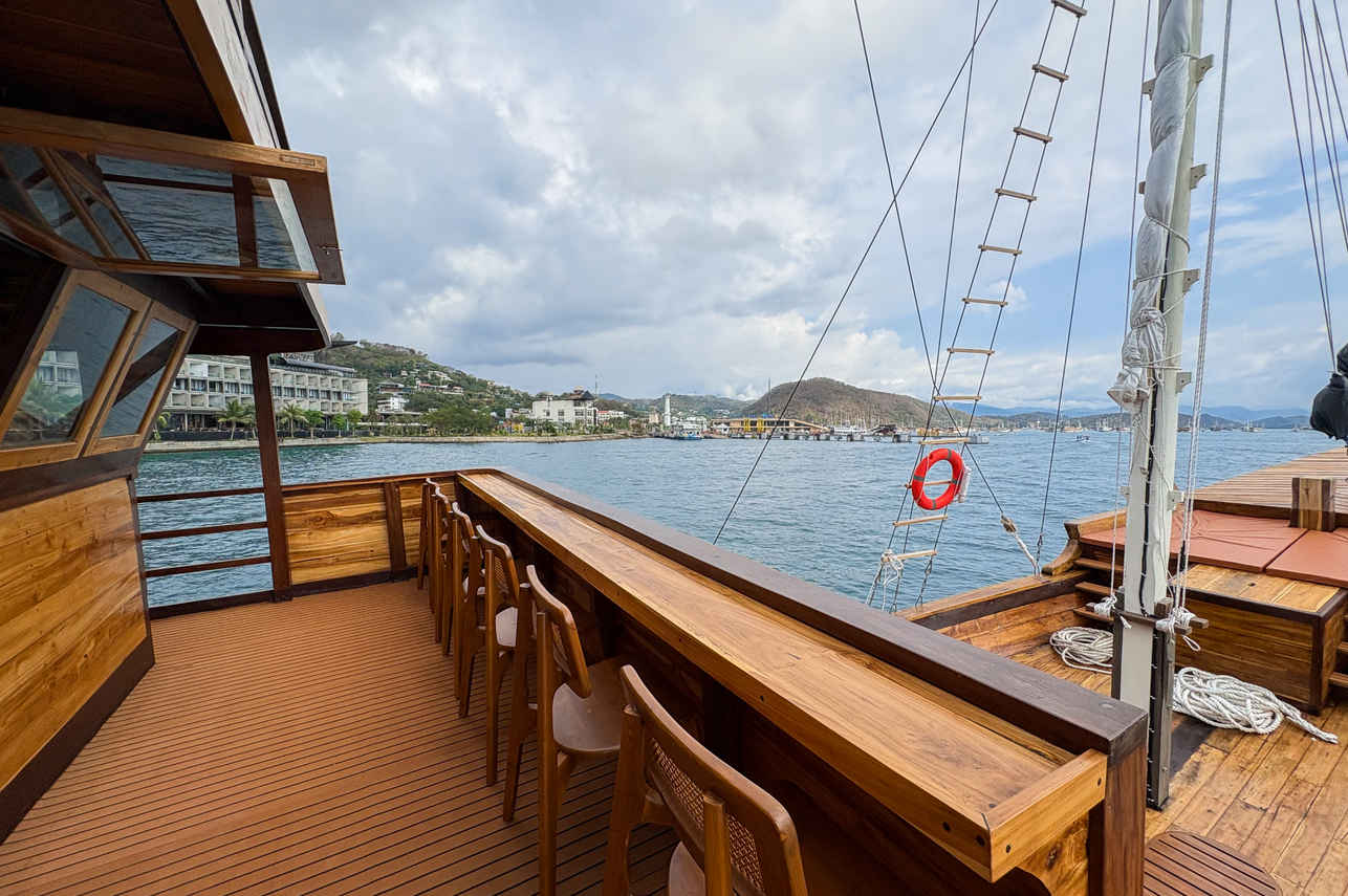 Outdoor Lounge - Sundari Voyages