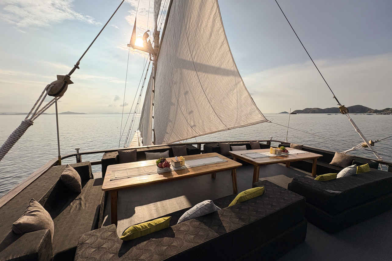 Outdoor Lounge - Sundari Voyages