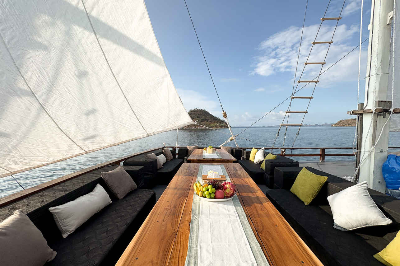 Outdoor Lounge - Sundari Voyages