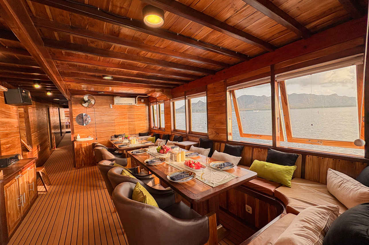 Dining Room - Sundari Voyages